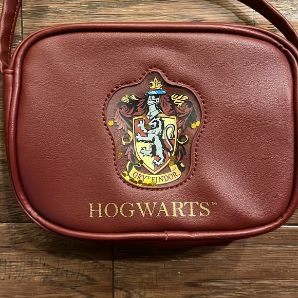 Harry Potter Marion Hogwarts Gryffindor Crossbody Purse - Picture 2 of 10